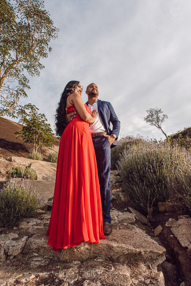 Ensaio encantador feito no sitio das Borboletas com casal em trajes finos  fotografia pre wedding feita pela fotografa premiada Nayara Andrade fotografia em clima rustico com arco de capim dos pampas e inspiraçao para ensaio casal por do sol e noiva com v