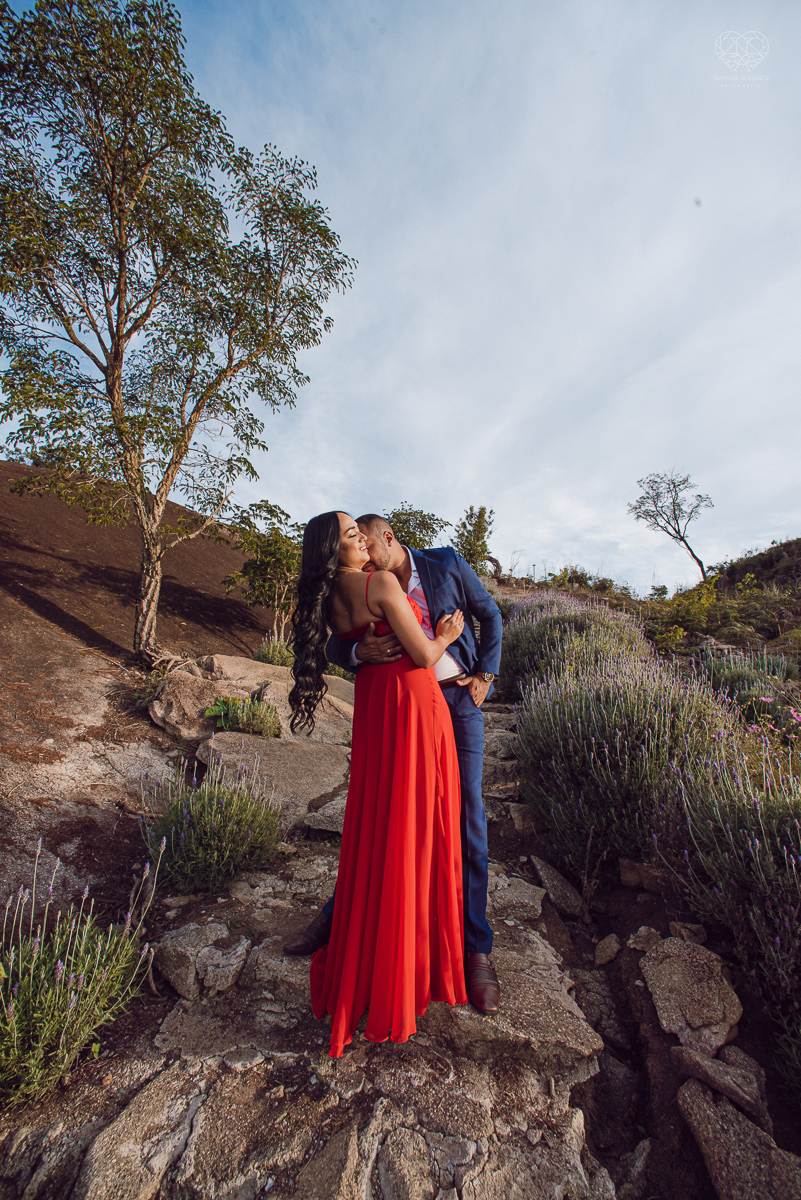 Ensaio encantador feito no sitio das Borboletas com casal em trajes finos  fotografia pre wedding feita pela fotografa premiada Nayara Andrade fotografia em clima rustico com arco de capim dos pampas e inspiraçao para ensaio casal por do sol e noiva com v