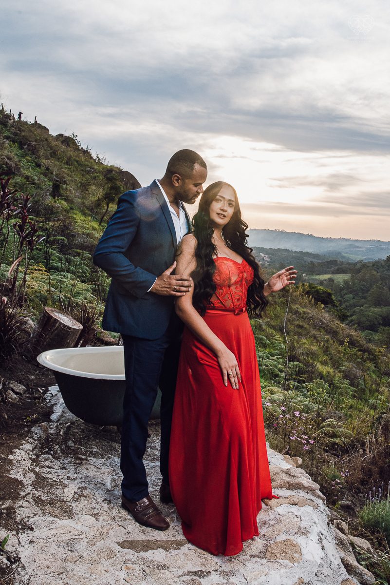 Ensaio encantador feito no sitio das Borboletas com casal em trajes finos  fotografia pre wedding feita pela fotografa premiada Nayara Andrade fotografia em clima rustico com arco de capim dos pampas e inspiraçao para ensaio casal por do sol e noiva com v