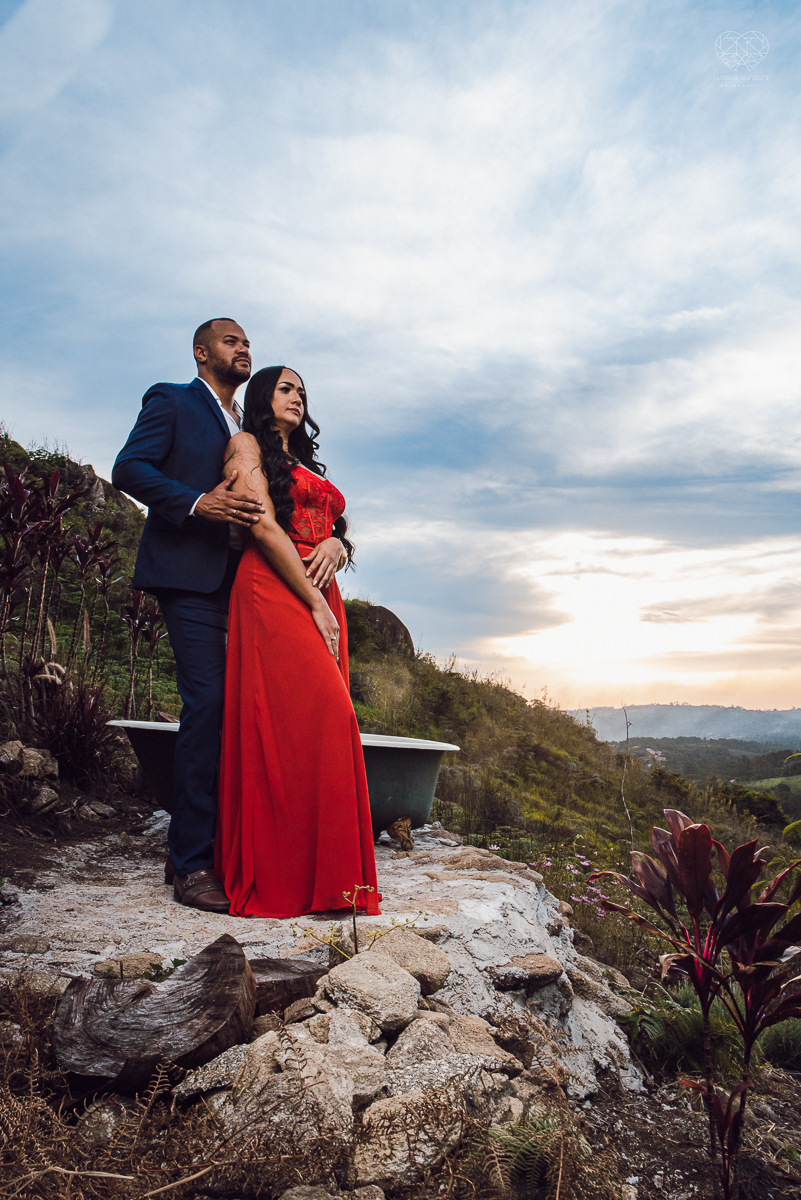 Ensaio encantador feito no sitio das Borboletas com casal em trajes finos  fotografia pre wedding feita pela fotografa premiada Nayara Andrade fotografia em clima rustico com arco de capim dos pampas e inspiraçao para ensaio casal por do sol e noiva com v
