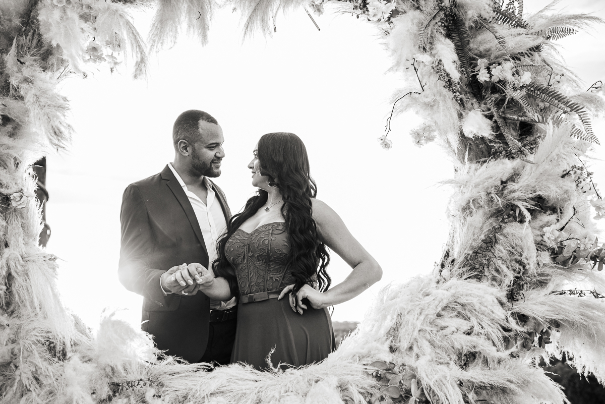 Ensaio encantador feito no sitio das Borboletas com casal em trajes finos  fotografia pre wedding feita pela fotografa premiada Nayara Andrade fotografia em clima rustico com arco de capim dos pampas e inspiraçao para ensaio casal por do sol e noiva com v