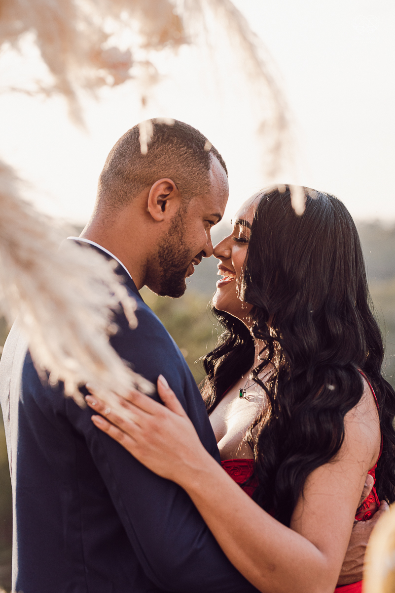 Ensaio encantador feito no sitio das Borboletas com casal em trajes finos  fotografia pre wedding feita pela fotografa premiada Nayara Andrade fotografia em clima rustico com arco de capim dos pampas e inspiraçao para ensaio casal por do sol e noiva com v