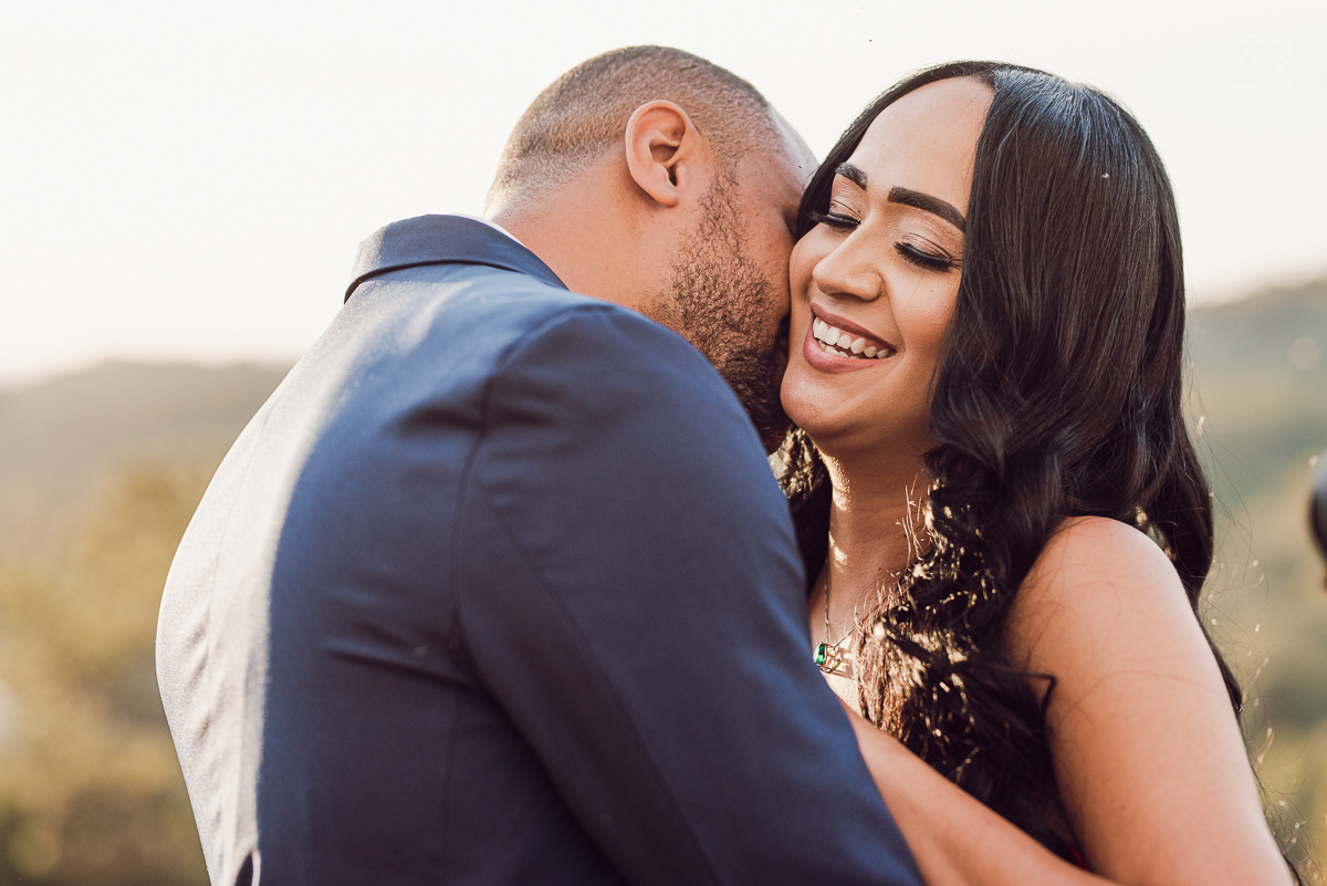 Ensaio encantador feito no sitio das Borboletas com casal em trajes finos  fotografia pre wedding feita pela fotografa premiada Nayara Andrade fotografia em clima rustico com arco de capim dos pampas e inspiraçao para ensaio casal por do sol e noiva com v