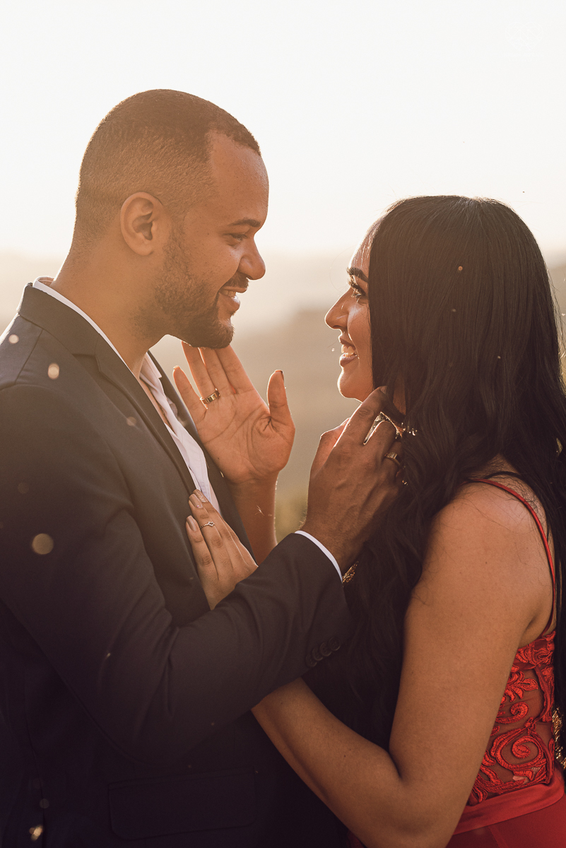 Ensaio encantador feito no sitio das Borboletas com casal em trajes finos  fotografia pre wedding feita pela fotografa premiada Nayara Andrade fotografia em clima rustico com arco de capim dos pampas e inspiraçao para ensaio casal por do sol e noiva com v
