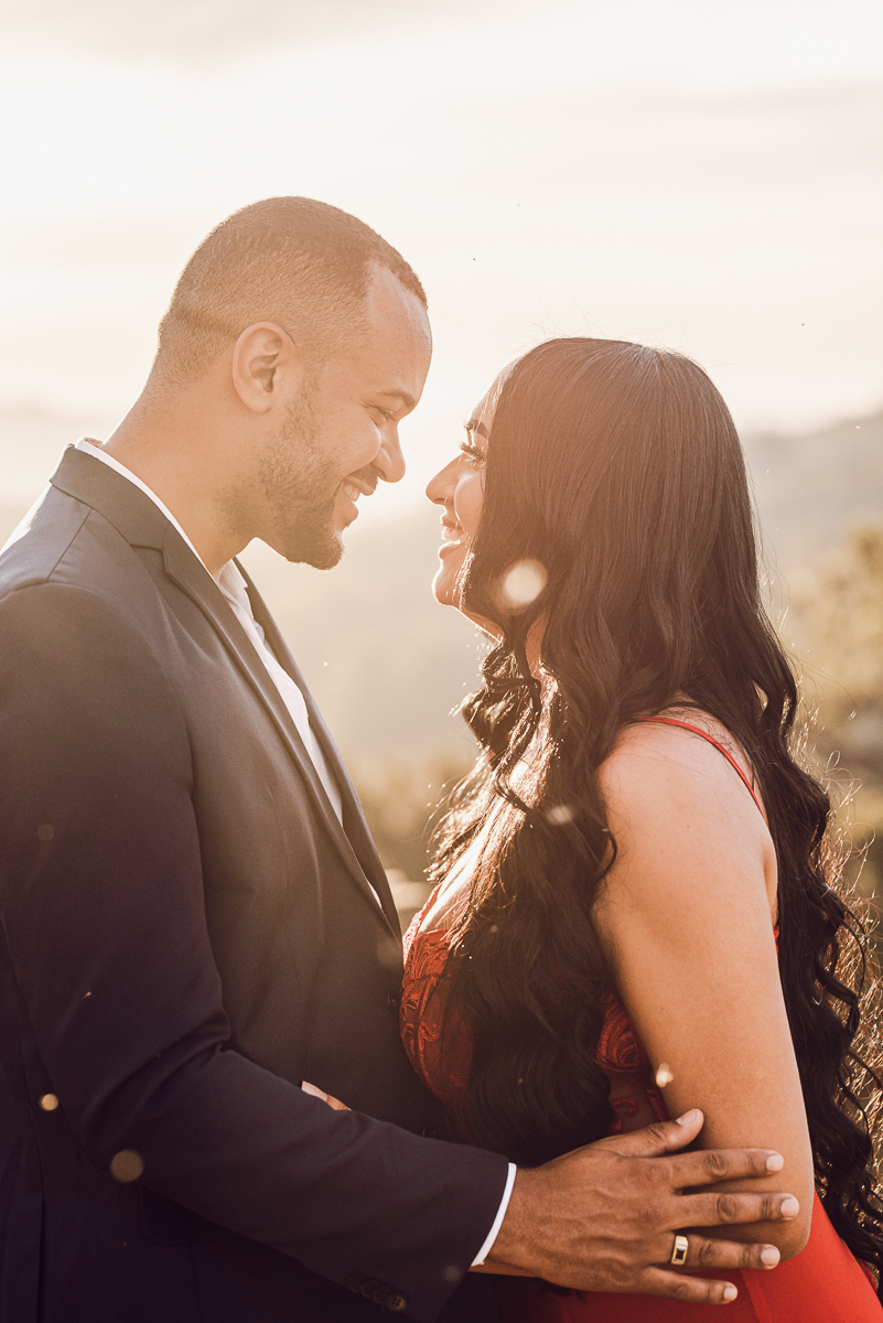 Ensaio encantador feito no sitio das Borboletas com casal em trajes finos  fotografia pre wedding feita pela fotografa premiada Nayara Andrade fotografia em clima rustico com arco de capim dos pampas e inspiraçao para ensaio casal por do sol e noiva com v