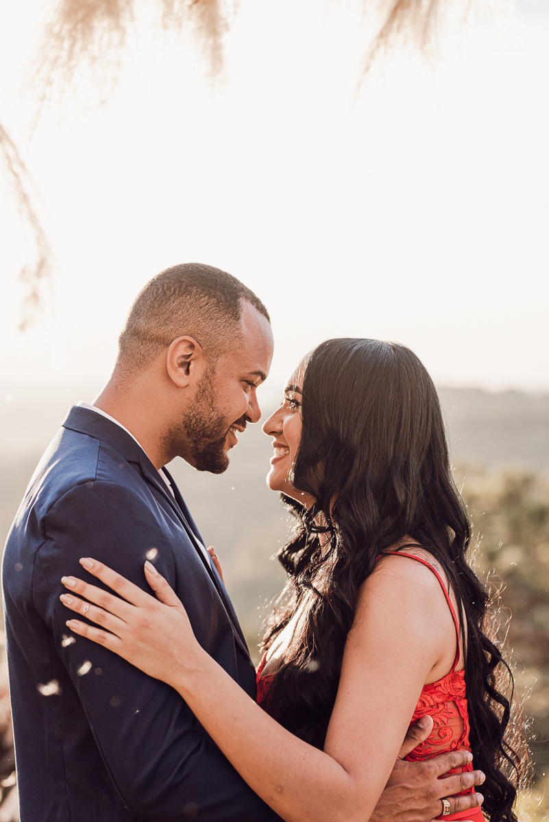Ensaio encantador feito no sitio das Borboletas com casal em trajes finos  fotografia pre wedding feita pela fotografa premiada Nayara Andrade fotografia em clima rustico com arco de capim dos pampas e inspiraçao para ensaio casal por do sol e noiva com v