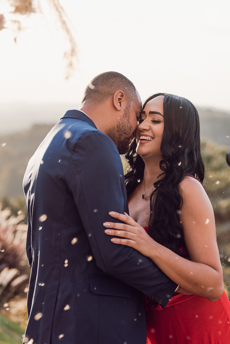 Ensaio encantador feito no sitio das Borboletas com casal em trajes finos  fotografia pre wedding feita pela fotografa premiada Nayara Andrade fotografia em clima rustico com arco de capim dos pampas e inspiraçao para ensaio casal por do sol e noiva com v