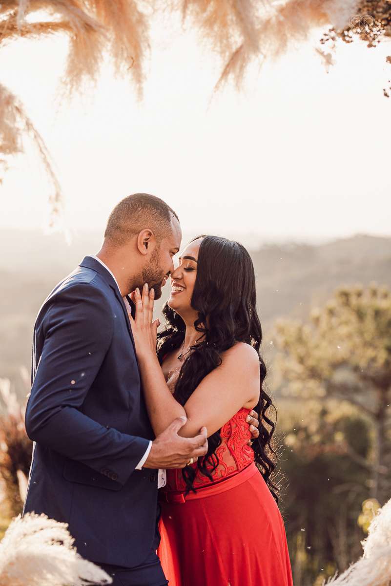 Ensaio encantador feito no sitio das Borboletas com casal em trajes finos  fotografia pre wedding feita pela fotografa premiada Nayara Andrade fotografia em clima rustico com arco de capim dos pampas e inspiraçao para ensaio casal por do sol e noiva com v