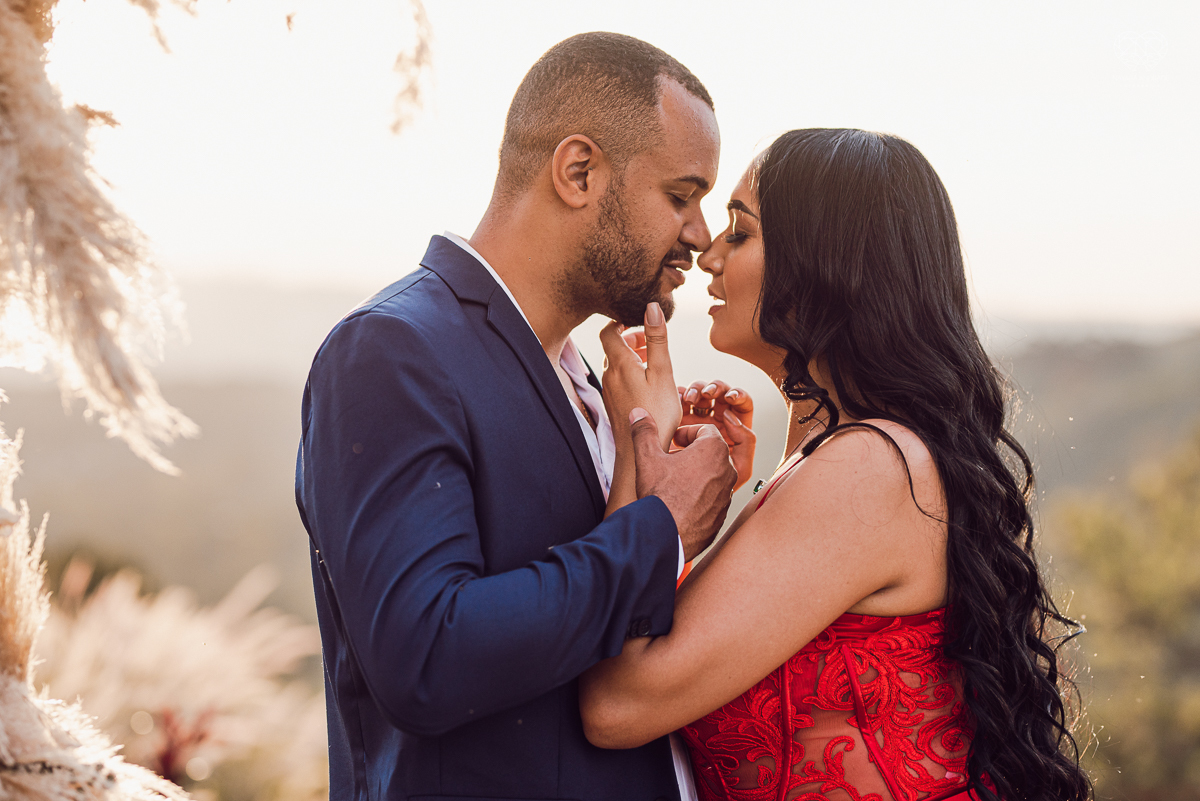 Ensaio encantador feito no sitio das Borboletas com casal em trajes finos  fotografia pre wedding feita pela fotografa premiada Nayara Andrade fotografia em clima rustico com arco de capim dos pampas e inspiraçao para ensaio casal por do sol e noiva com v