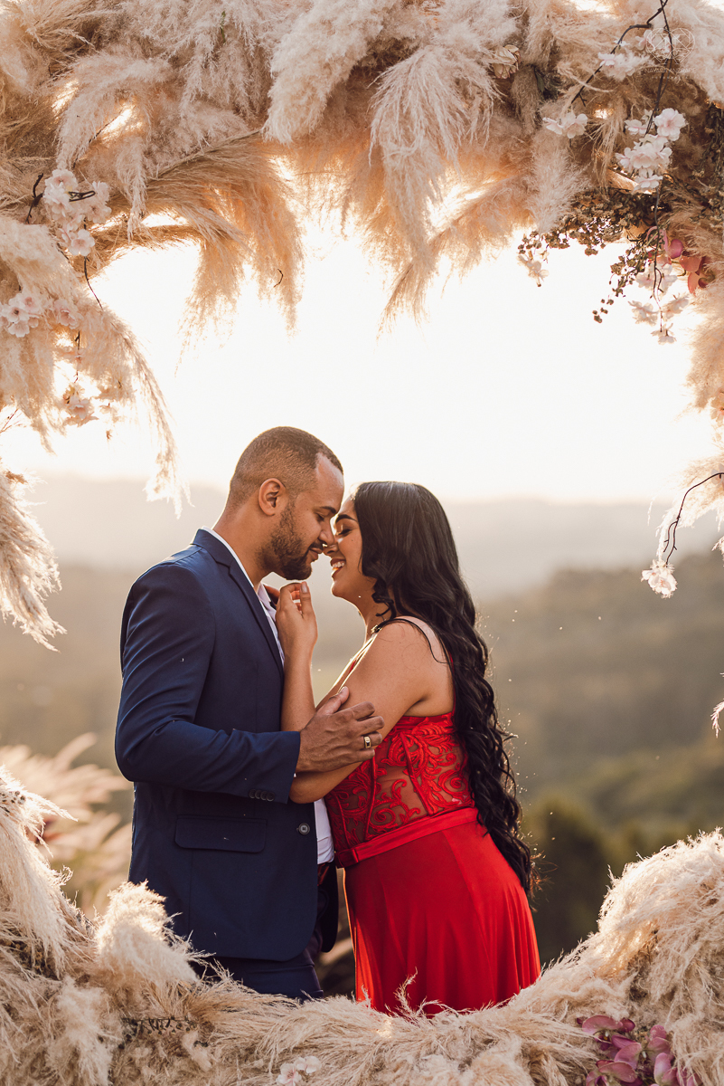 Ensaio encantador feito no sitio das Borboletas com casal em trajes finos  fotografia pre wedding feita pela fotografa premiada Nayara Andrade fotografia em clima rustico com arco de capim dos pampas e inspiraçao para ensaio casal por do sol e noiva com v