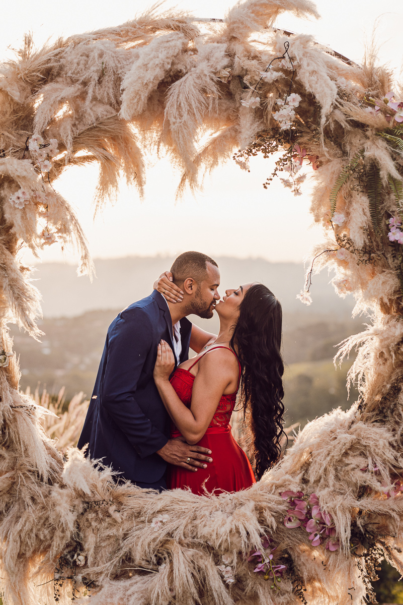 Ensaio encantador feito no sitio das Borboletas com casal em trajes finos  fotografia pre wedding feita pela fotografa premiada Nayara Andrade fotografia em clima rustico com arco de capim dos pampas e inspiraçao para ensaio casal por do sol e noiva com v