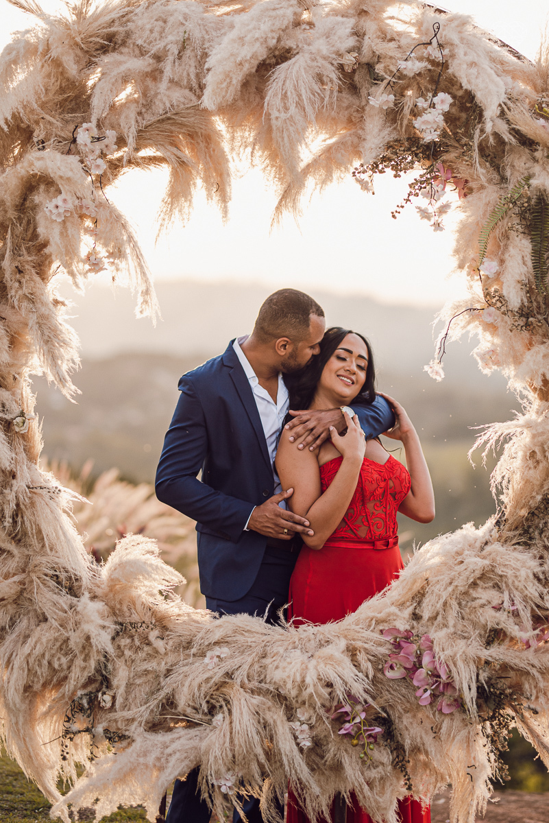 Ensaio encantador feito no sitio das Borboletas com casal em trajes finos  fotografia pre wedding feita pela fotografa premiada Nayara Andrade fotografia em clima rustico com arco de capim dos pampas e inspiraçao para ensaio casal por do sol e noiva com v