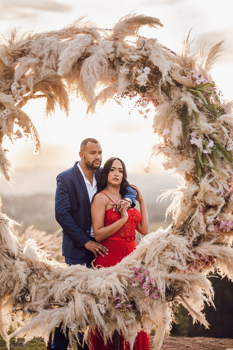 Ensaio encantador feito no sitio das Borboletas com casal em trajes finos  fotografia pre wedding feita pela fotografa premiada Nayara Andrade fotografia em clima rustico com arco de capim dos pampas e inspiraçao para ensaio casal por do sol e noiva com v