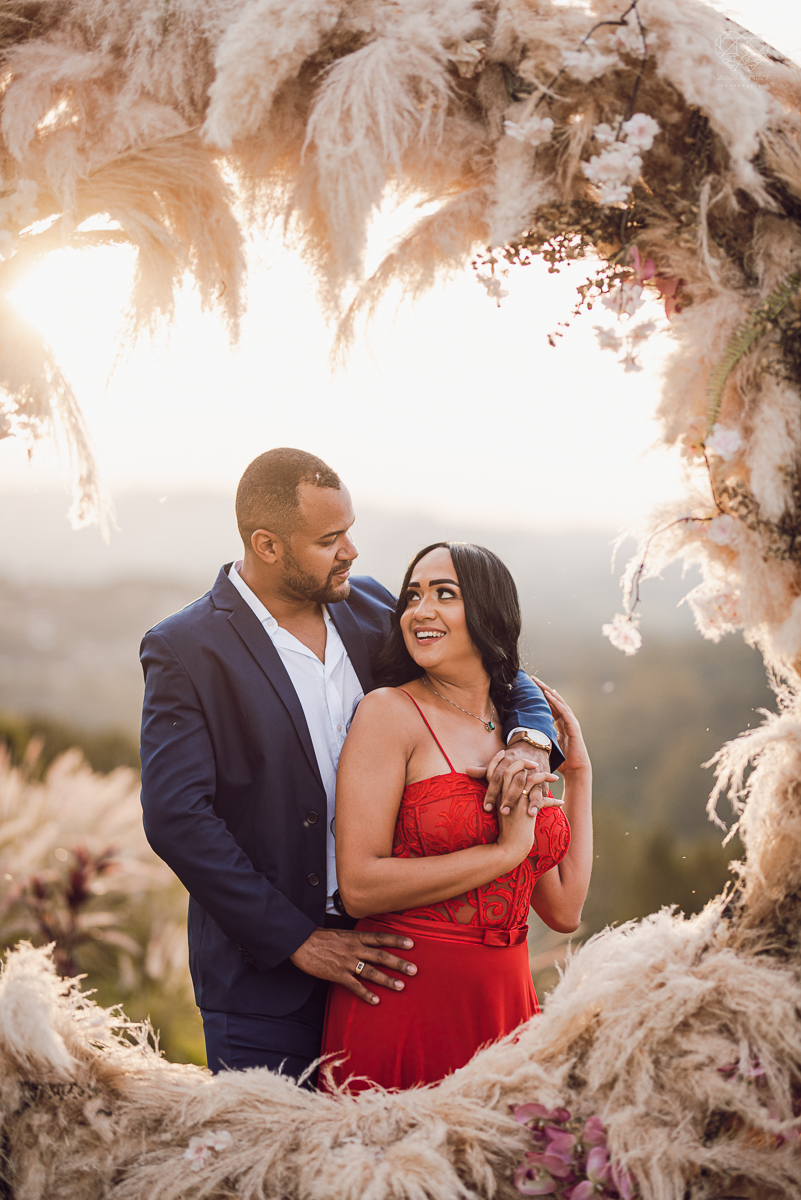 Ensaio encantador feito no sitio das Borboletas com casal em trajes finos  fotografia pre wedding feita pela fotografa premiada Nayara Andrade fotografia em clima rustico com arco de capim dos pampas e inspiraçao para ensaio casal por do sol e noiva com v