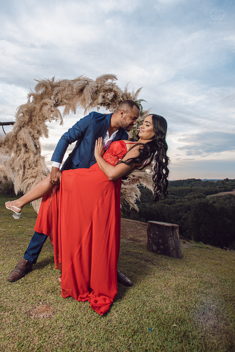 Ensaio encantador feito no sitio das Borboletas com casal em trajes finos  fotografia pre wedding feita pela fotografa premiada Nayara Andrade fotografia em clima rustico com arco de capim dos pampas e inspiraçao para ensaio casal por do sol e noiva com v
