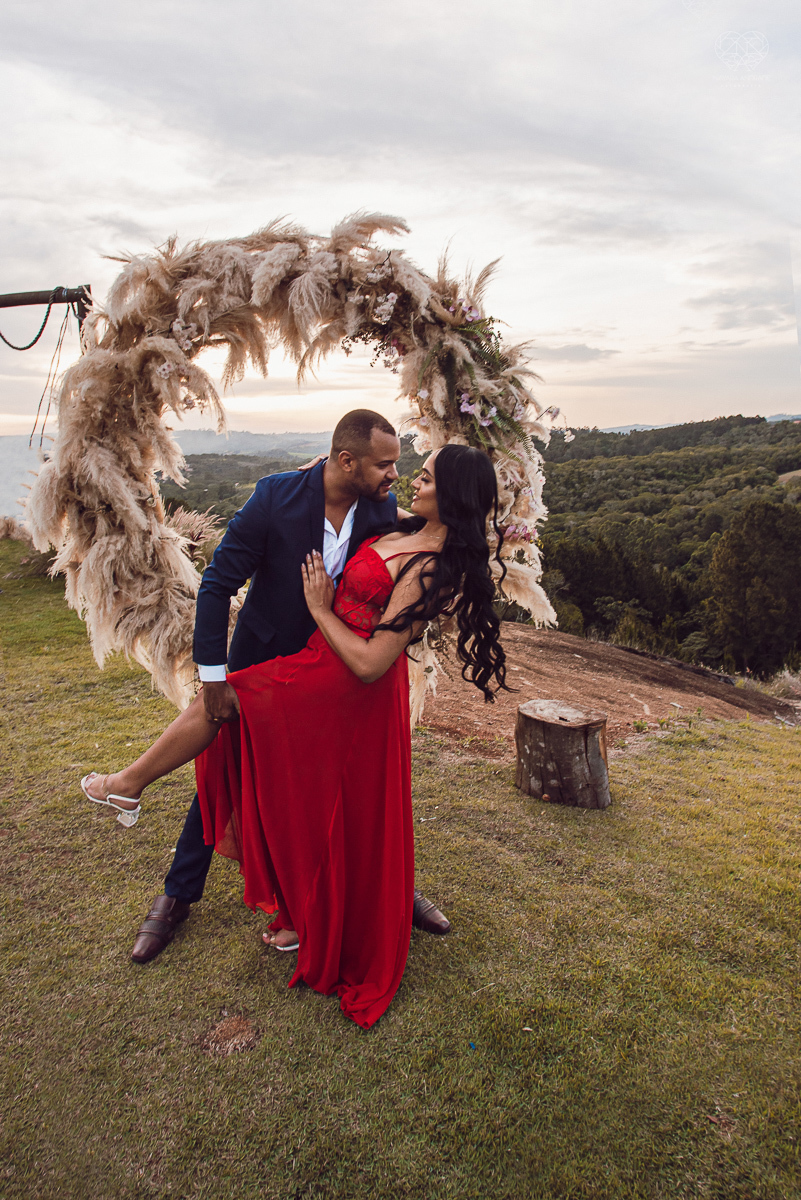 Ensaio encantador feito no sitio das Borboletas com casal em trajes finos  fotografia pre wedding feita pela fotografa premiada Nayara Andrade fotografia em clima rustico com arco de capim dos pampas e inspiraçao para ensaio casal por do sol e noiva com v