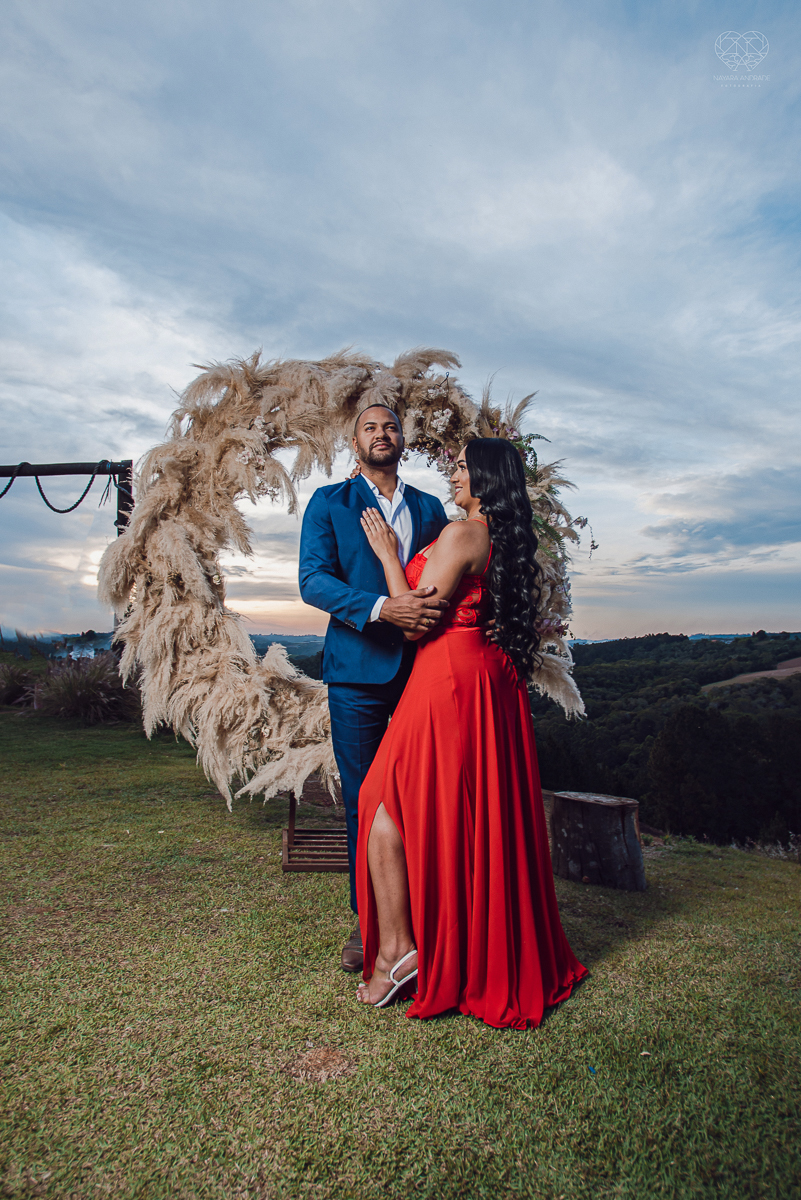 Ensaio encantador feito no sitio das Borboletas com casal em trajes finos  fotografia pre wedding feita pela fotografa premiada Nayara Andrade fotografia em clima rustico com arco de capim dos pampas e inspiraçao para ensaio casal por do sol e noiva com v