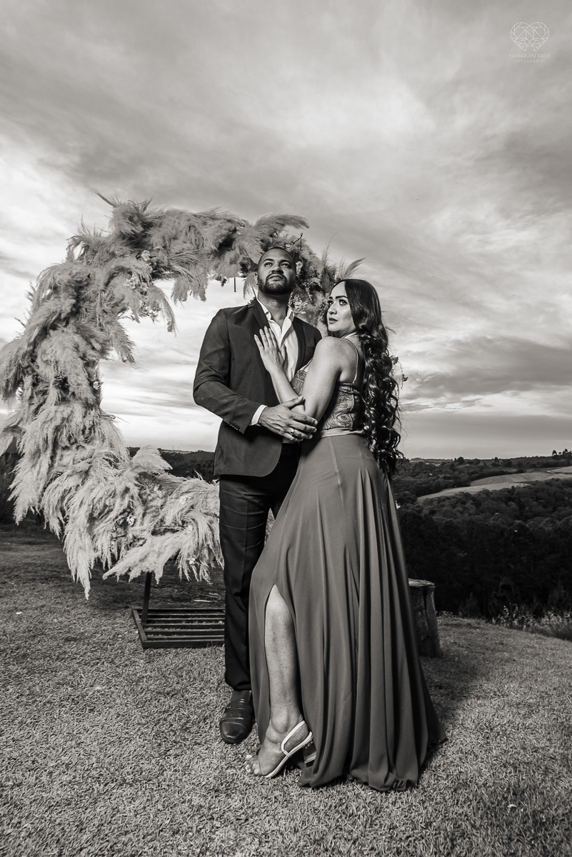 Ensaio encantador feito no sitio das Borboletas com casal em trajes finos  fotografia pre wedding feita pela fotografa premiada Nayara Andrade fotografia em clima rustico com arco de capim dos pampas e inspiraçao para ensaio casal por do sol e noiva com v
