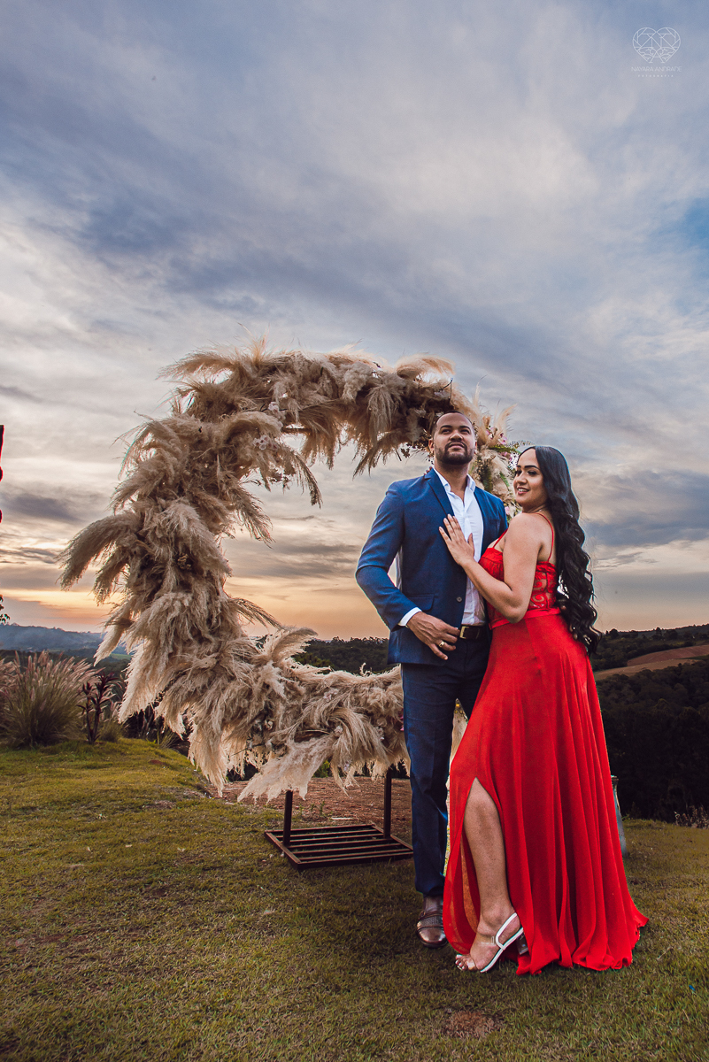 Ensaio encantador feito no sitio das Borboletas com casal em trajes finos  fotografia pre wedding feita pela fotografa premiada Nayara Andrade fotografia em clima rustico com arco de capim dos pampas e inspiraçao para ensaio casal por do sol e noiva com v