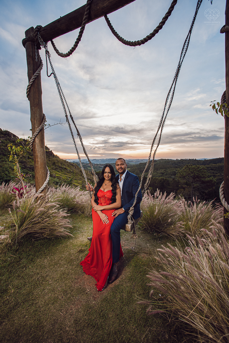 Ensaio encantador feito no sitio das Borboletas com casal em trajes finos  fotografia pre wedding feita pela fotografa premiada Nayara Andrade fotografia em clima rustico com arco de capim dos pampas e inspiraçao para ensaio casal por do sol e noiva com v