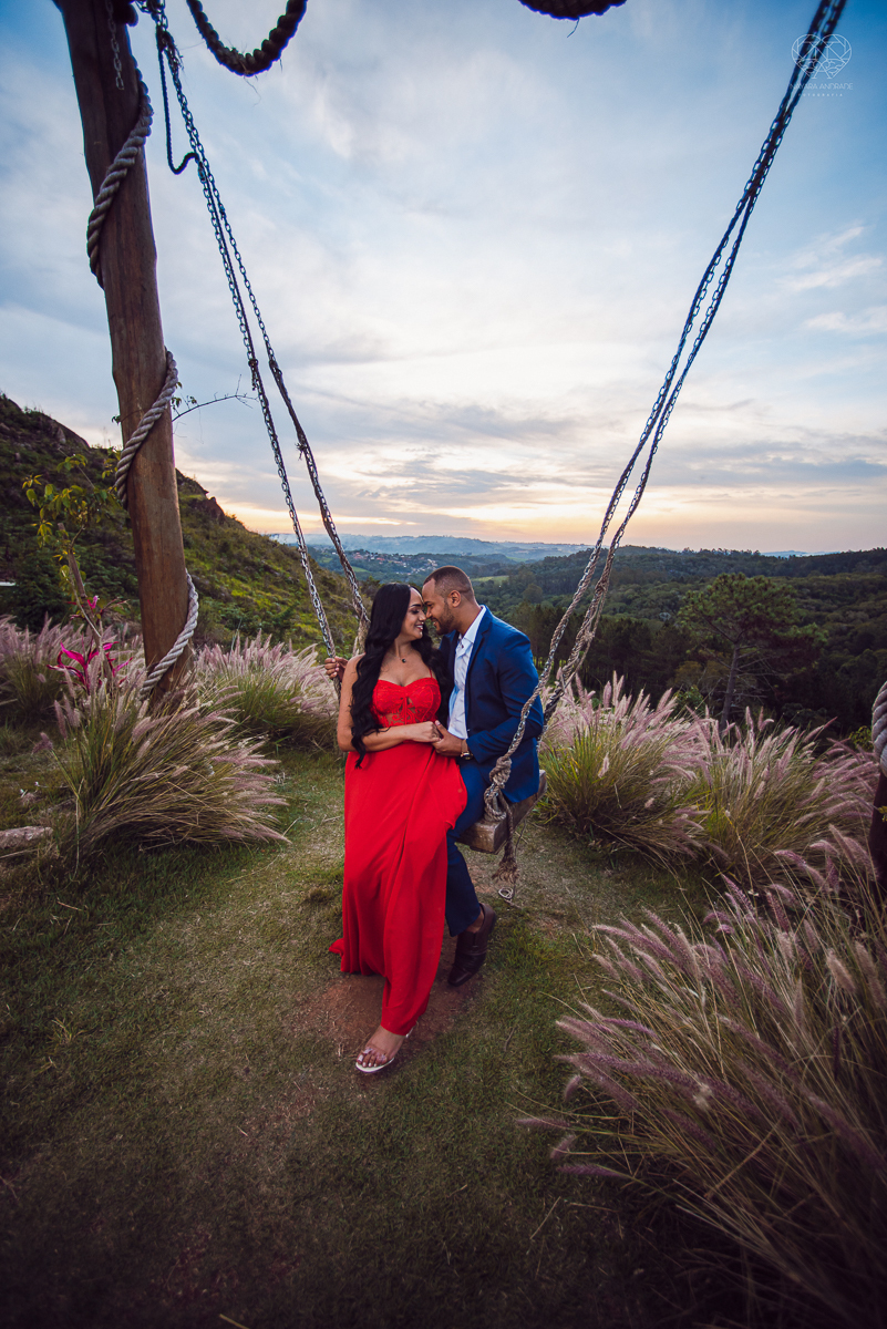 Ensaio encantador feito no sitio das Borboletas com casal em trajes finos  fotografia pre wedding feita pela fotografa premiada Nayara Andrade fotografia em clima rustico com arco de capim dos pampas e inspiraçao para ensaio casal por do sol e noiva com v