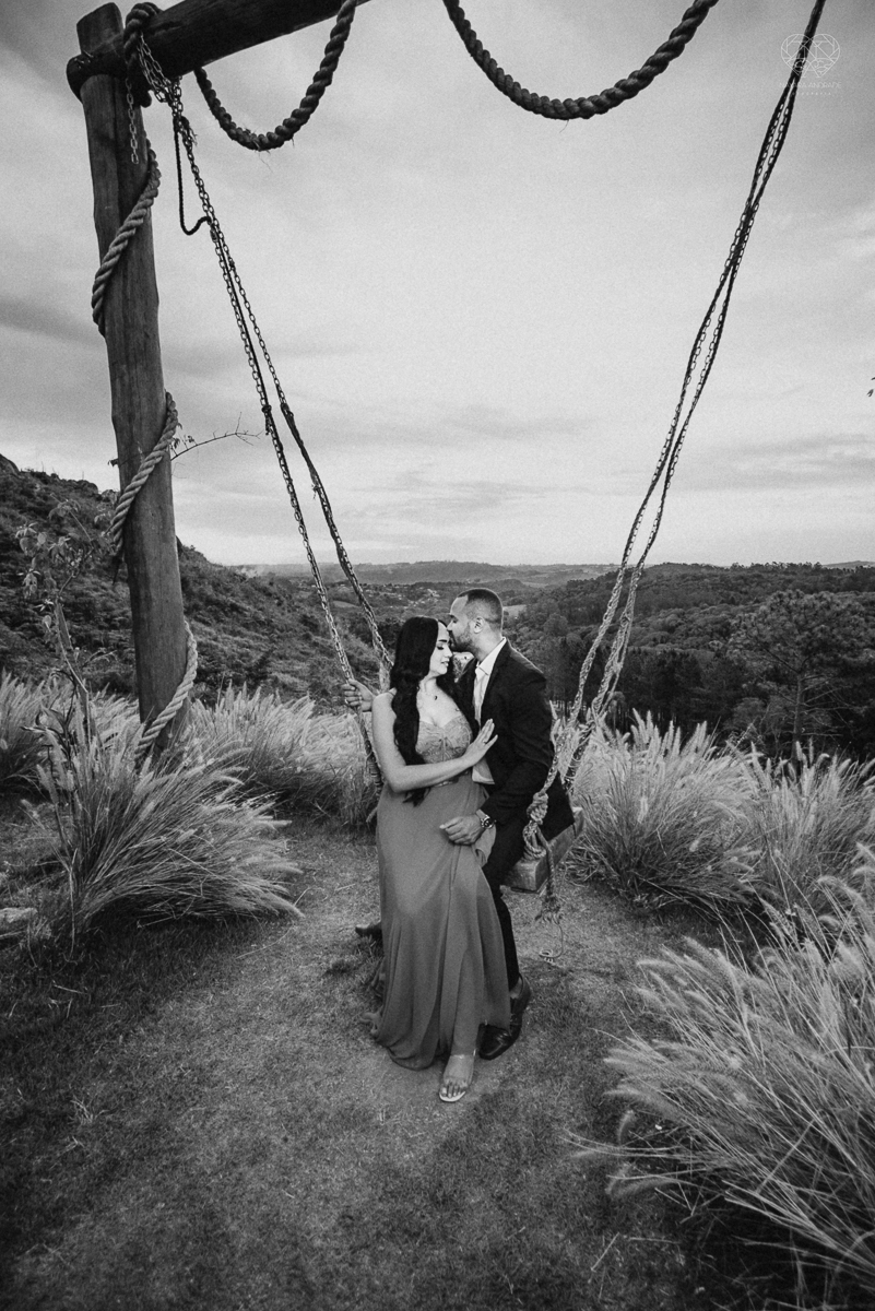 Ensaio encantador feito no sitio das Borboletas com casal em trajes finos  fotografia pre wedding feita pela fotografa premiada Nayara Andrade fotografia em clima rustico com arco de capim dos pampas e inspiraçao para ensaio casal por do sol e noiva com v