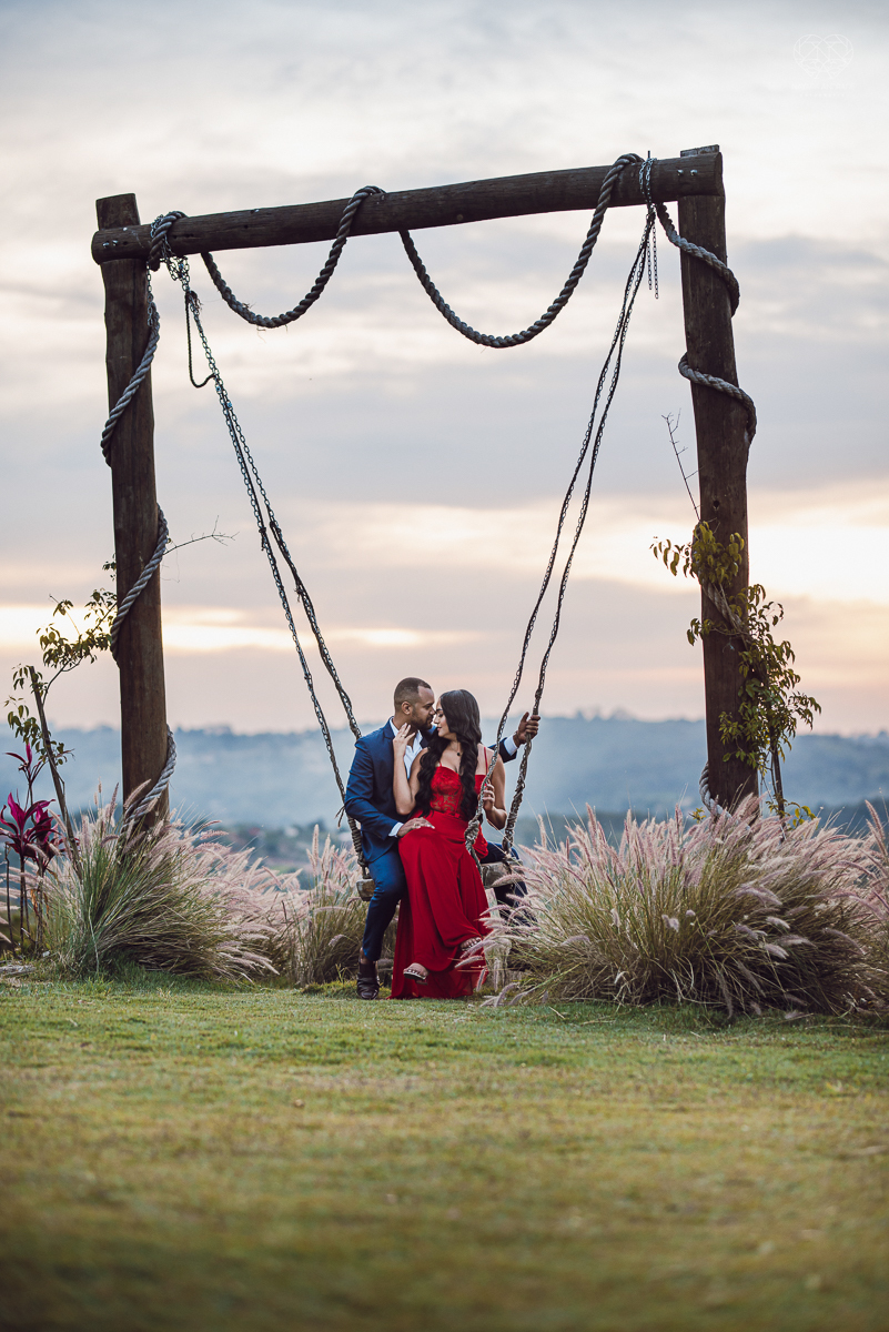 Ensaio encantador feito no sitio das Borboletas com casal em trajes finos  fotografia pre wedding feita pela fotografa premiada Nayara Andrade fotografia em clima rustico com arco de capim dos pampas e inspiraçao para ensaio casal por do sol e noiva com v