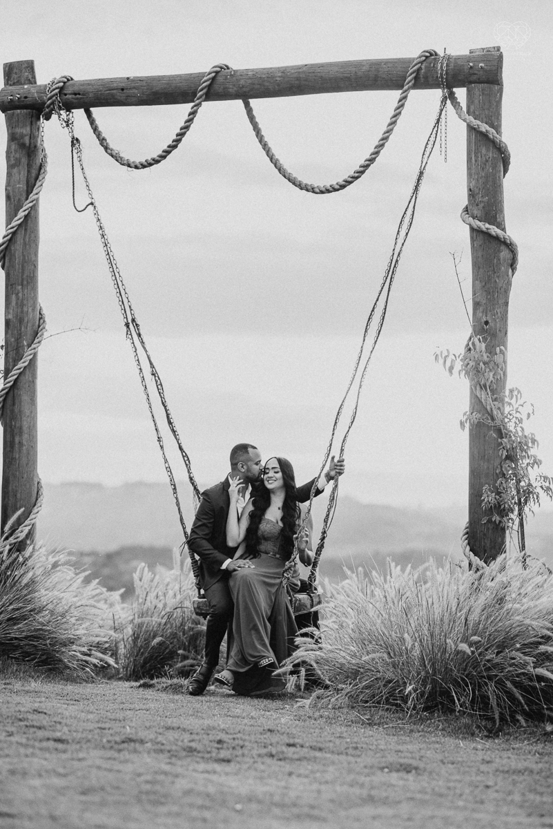 Ensaio encantador feito no sitio das Borboletas com casal em trajes finos  fotografia pre wedding feita pela fotografa premiada Nayara Andrade fotografia em clima rustico com arco de capim dos pampas e inspiraçao para ensaio casal por do sol e noiva com v