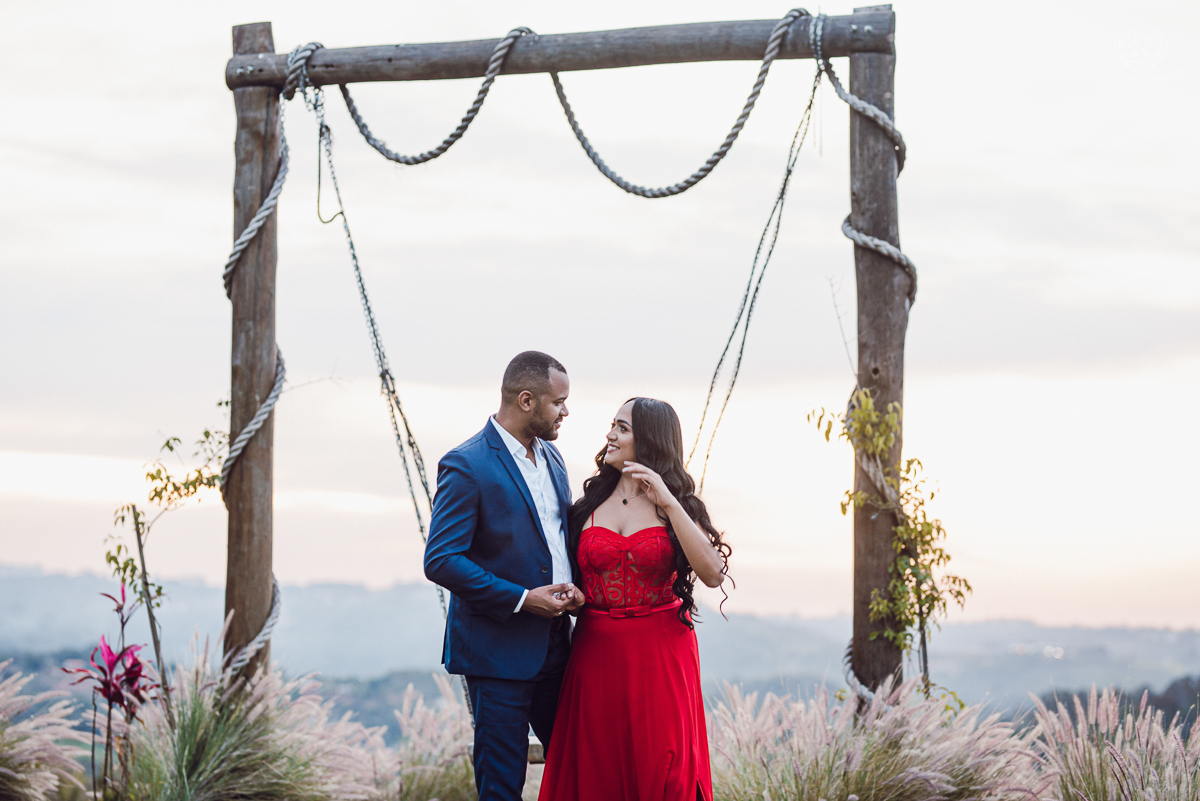 Ensaio encantador feito no sitio das Borboletas com casal em trajes finos  fotografia pre wedding feita pela fotografa premiada Nayara Andrade fotografia em clima rustico com arco de capim dos pampas e inspiraçao para ensaio casal por do sol e noiva com v