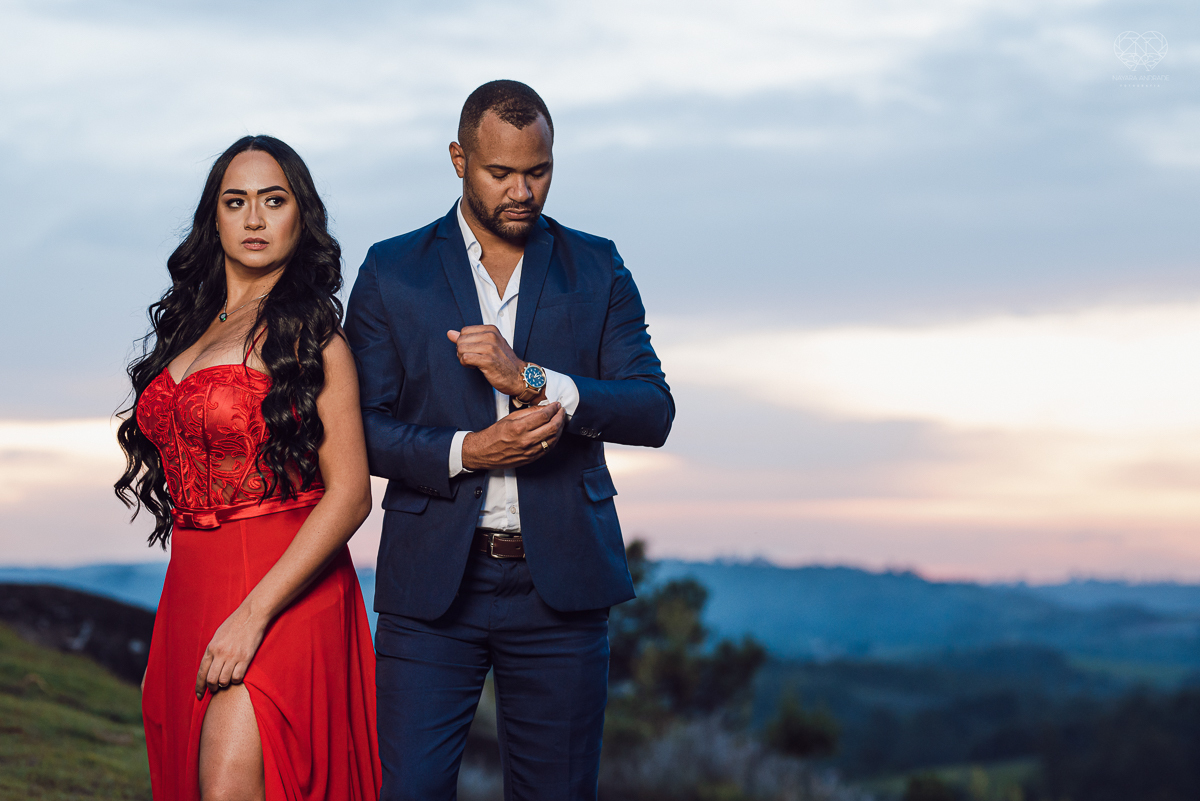 Ensaio encantador feito no sitio das Borboletas com casal em trajes finos  fotografia pre wedding feita pela fotografa premiada Nayara Andrade fotografia em clima rustico com arco de capim dos pampas e inspiraçao para ensaio casal por do sol e noiva com v