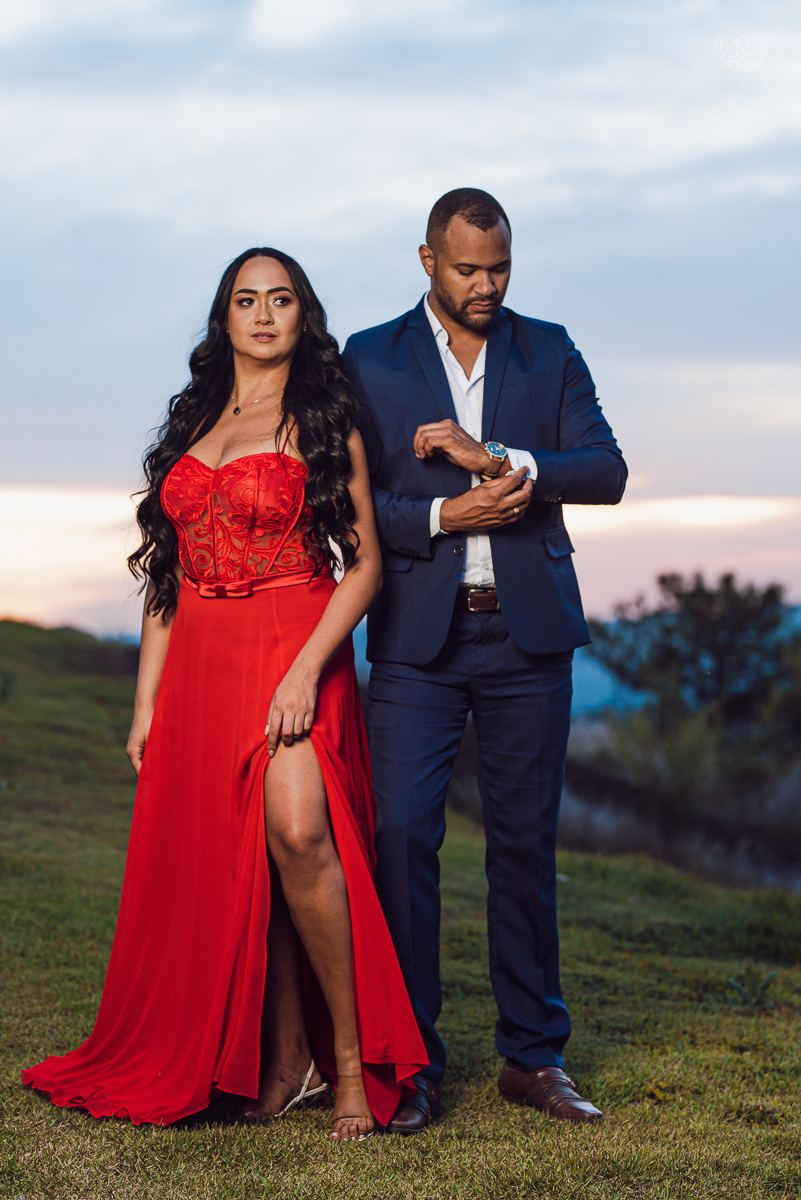 Ensaio encantador feito no sitio das Borboletas com casal em trajes finos  fotografia pre wedding feita pela fotografa premiada Nayara Andrade fotografia em clima rustico com arco de capim dos pampas e inspiraçao para ensaio casal por do sol e noiva com v