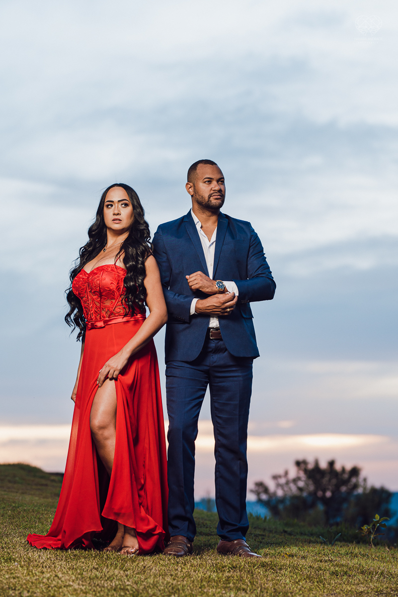 Ensaio encantador feito no sitio das Borboletas com casal em trajes finos  fotografia pre wedding feita pela fotografa premiada Nayara Andrade fotografia em clima rustico com arco de capim dos pampas e inspiraçao para ensaio casal por do sol e noiva com v