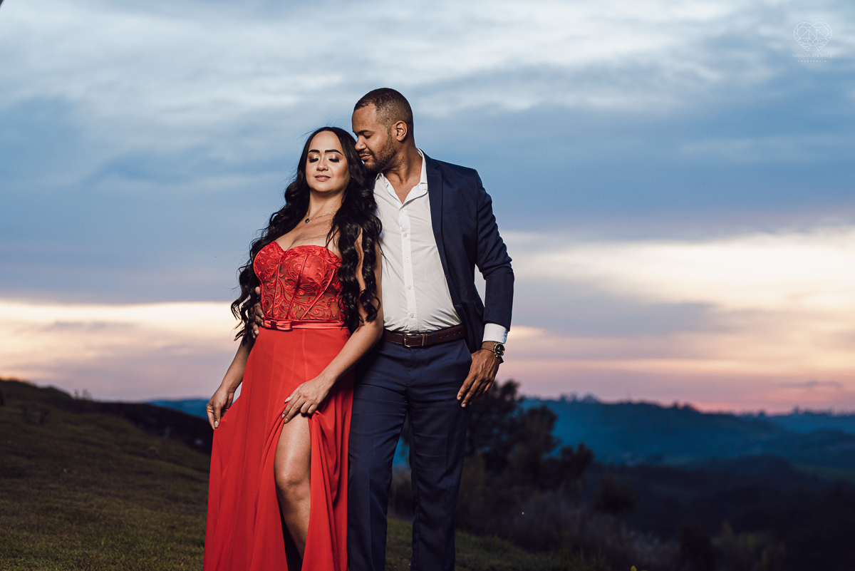 Ensaio encantador feito no sitio das Borboletas com casal em trajes finos  fotografia pre wedding feita pela fotografa premiada Nayara Andrade fotografia em clima rustico com arco de capim dos pampas e inspiraçao para ensaio casal por do sol e noiva com v