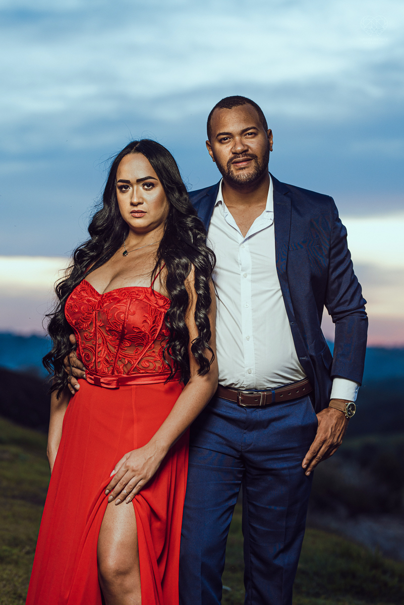 Ensaio encantador feito no sitio das Borboletas com casal em trajes finos  fotografia pre wedding feita pela fotografa premiada Nayara Andrade fotografia em clima rustico com arco de capim dos pampas e inspiraçao para ensaio casal por do sol e noiva com v