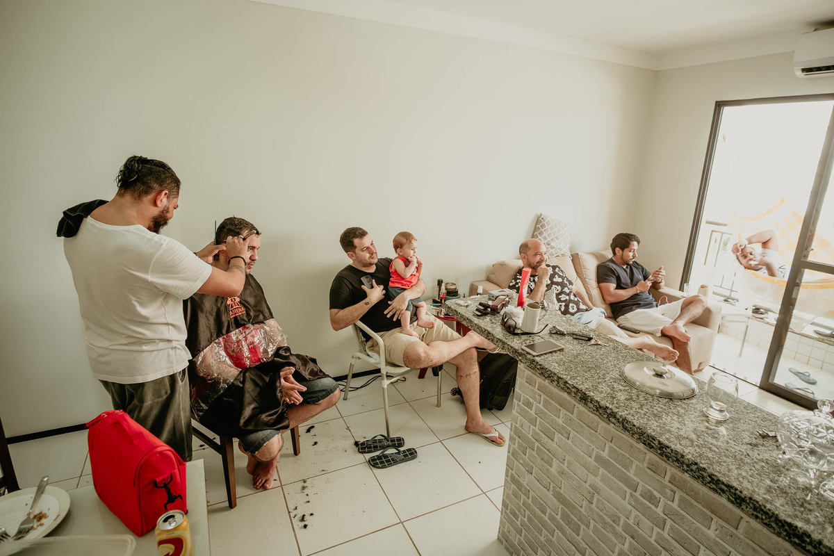 rairisson-acilon-fotografia-e-filmes-casamento-leidiane-e-vitor-noivo-com-barbeiro-e-amigos