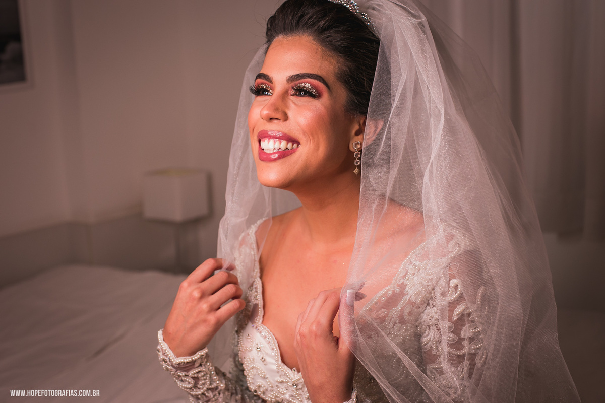 noiva sorridente - making of - Carol Furtado - Hotel Promenade - Itaboraí - RJ 
