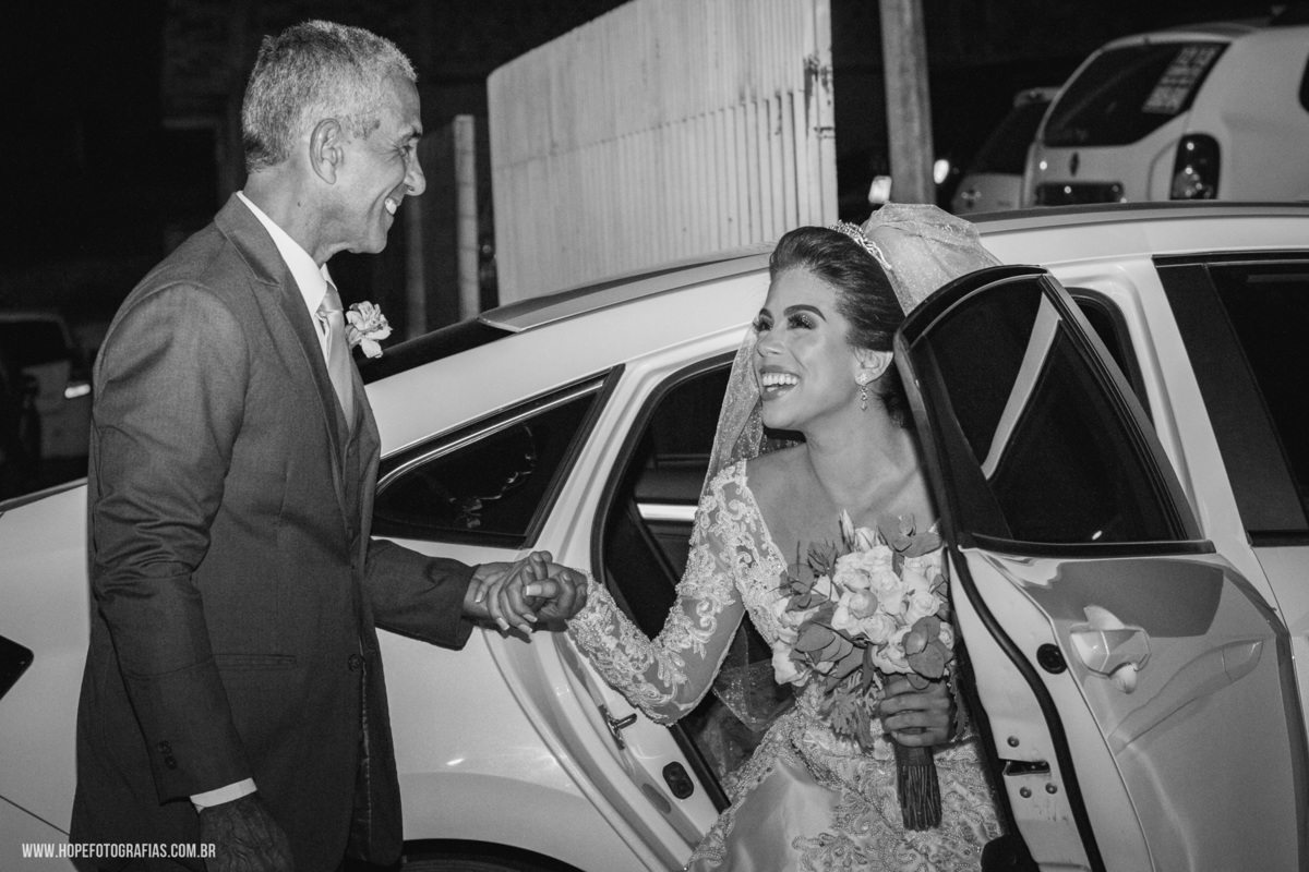 saida da noiva do carro - fotografia de casamento Itaboraí - RJ