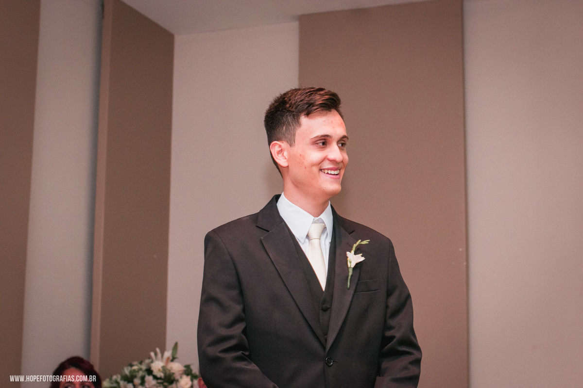 noivo sorrindo ao ver a noiva -  fotografia de casamento Itaboraí - RJ