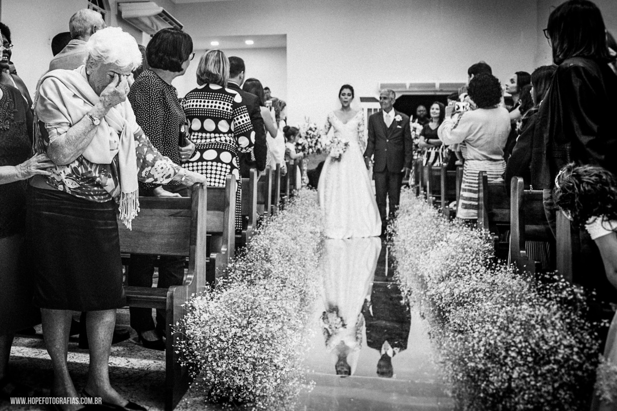 muita emoção da vozinha ao ver a sua neta entrando na igreja vestida de noiva -  fotografia de casamento Itaboraí - RJ