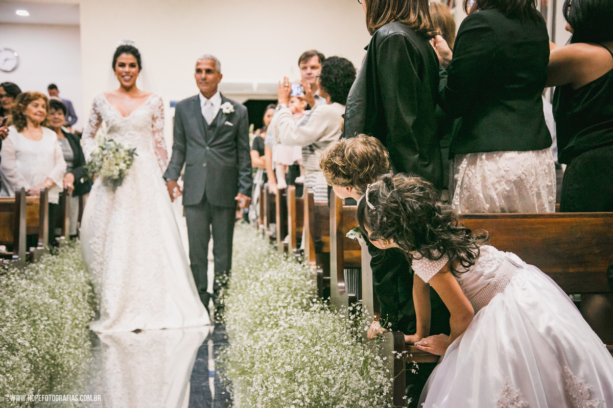 Crianças observam a entrada da noiva na igreja -  fotografia de casamento Itaboraí - RJ
