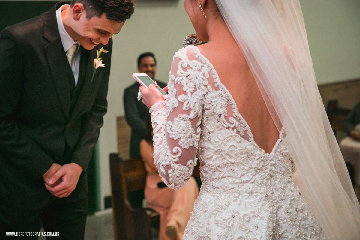 Noivo Ri de alegria  fotografia de casamento Itaboraí - RJ