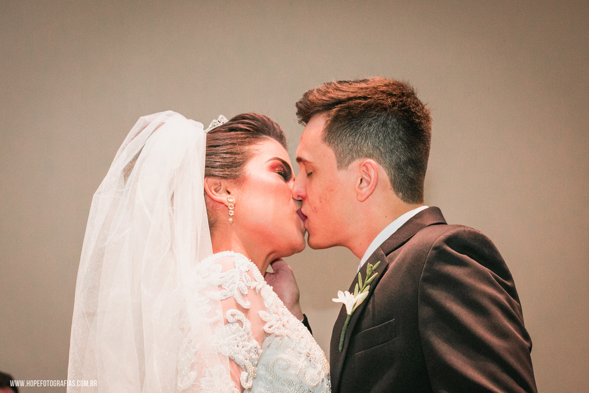 beijo dos noivos -  fotografia de casamento Itaboraí - RJ