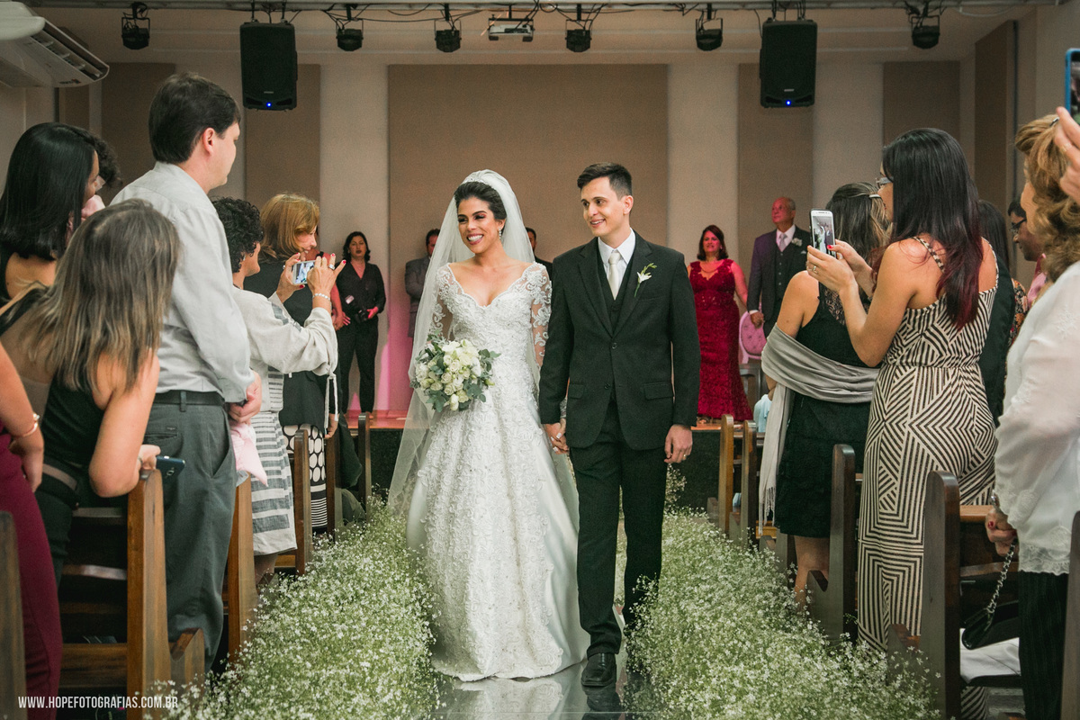 saida dos noivos -  fotografia de casamento Itaboraí - RJ