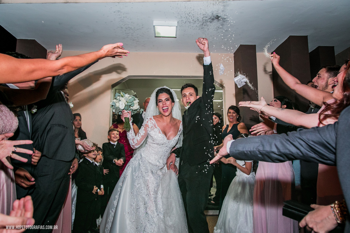 saida dos noivos -  fotografia de casamento Itaboraí - RJ