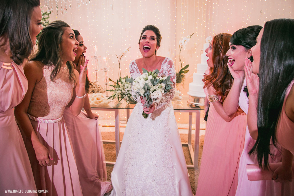 noivos se divertem com os padrinhos -  fotografia de casamento Itaboraí - RJ