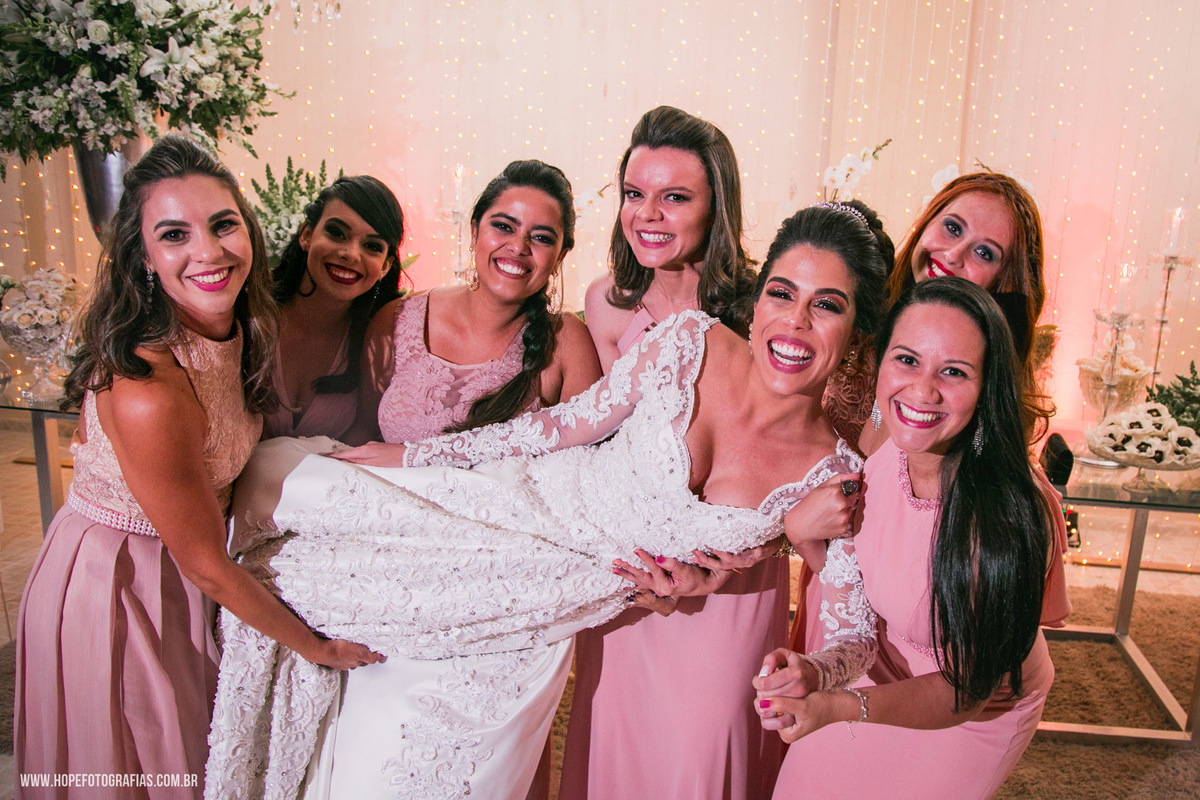 noivos se divertem com os padrinhos -  fotografia de casamento Itaboraí - RJ