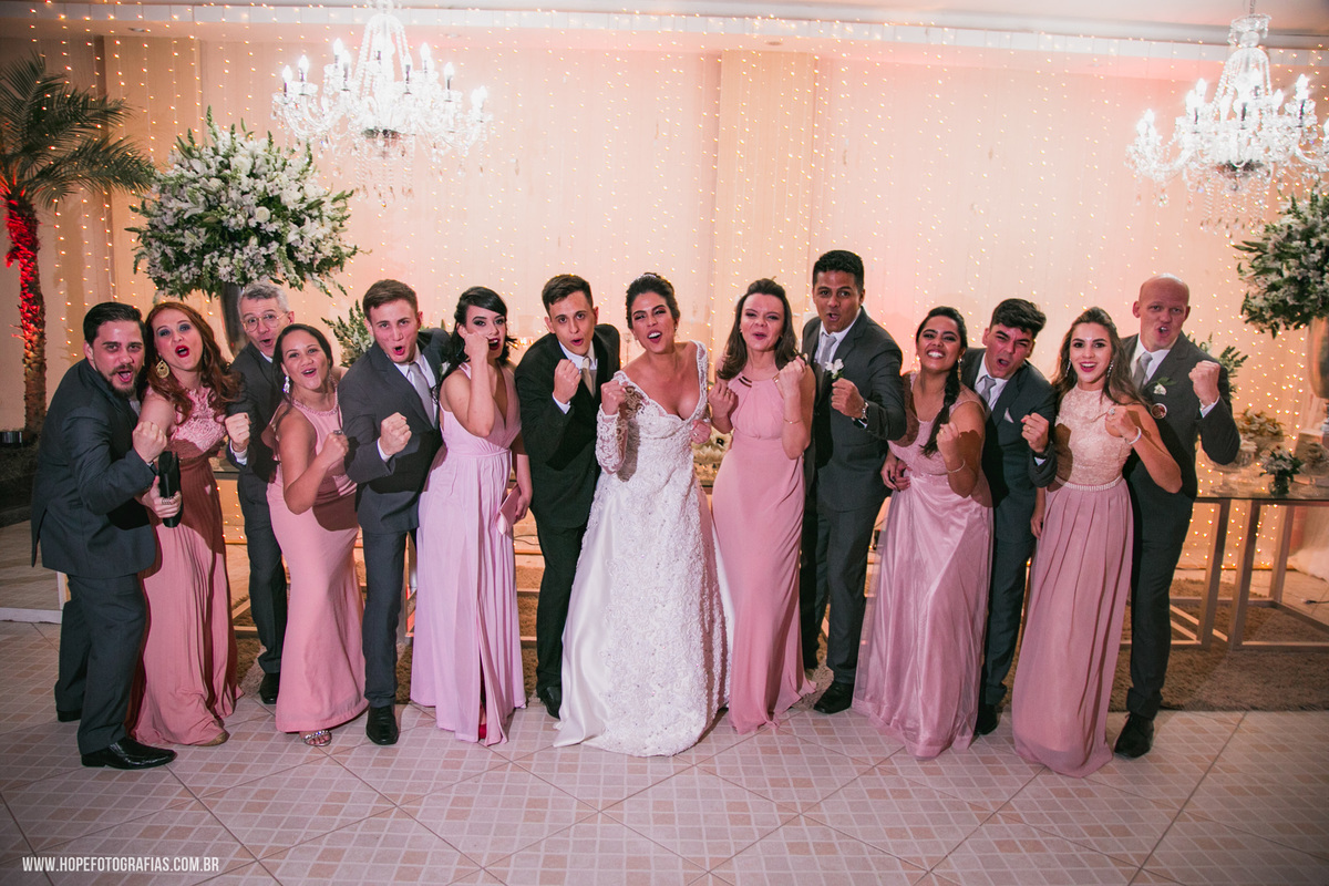 noivos se divertem com os padrinhos -  fotografia de casamento Itaboraí - RJ