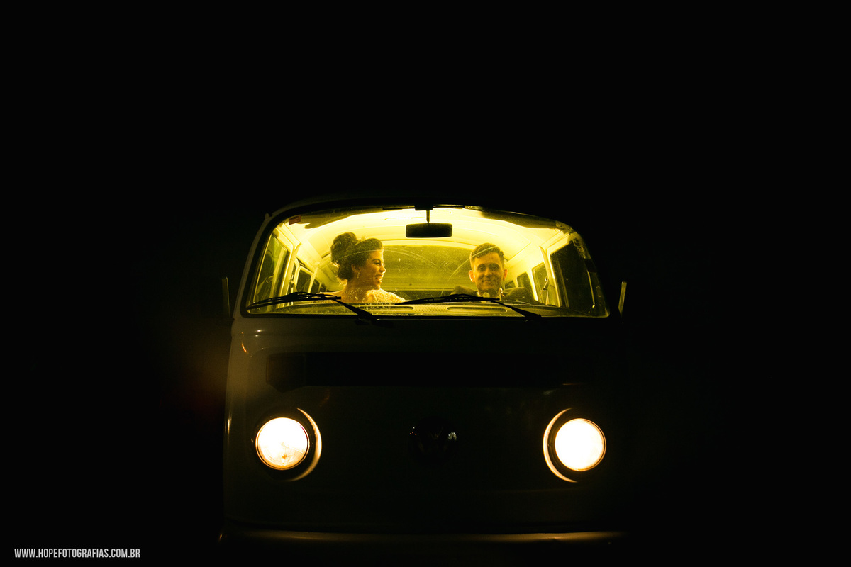 Ensaio dos noivos dentro de Kombi - pós cerimônia  -  fotografia de casamento Itaboraí - RJ