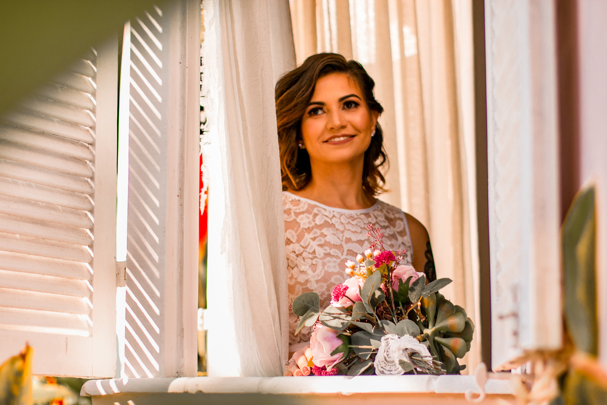 Trash the dress - vestido de noiva rendado - buque de rosas - vila inglesa