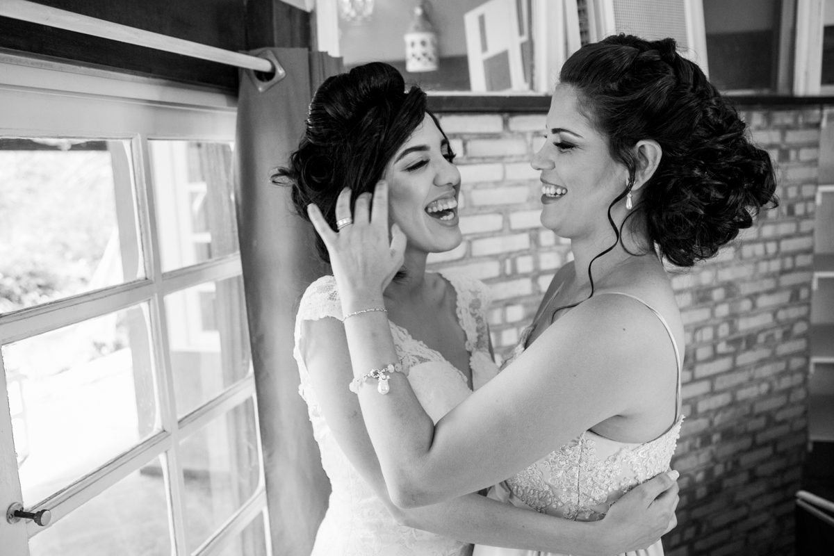 noiva e irmã da noiva - casamento de dia